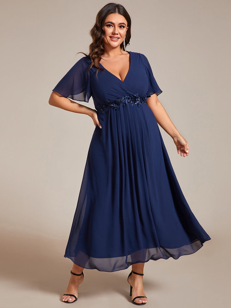Plus Size Elegant Short Sleeves V-Neck Floral Applique Wedding Guest Dress  #color_Navy Blue