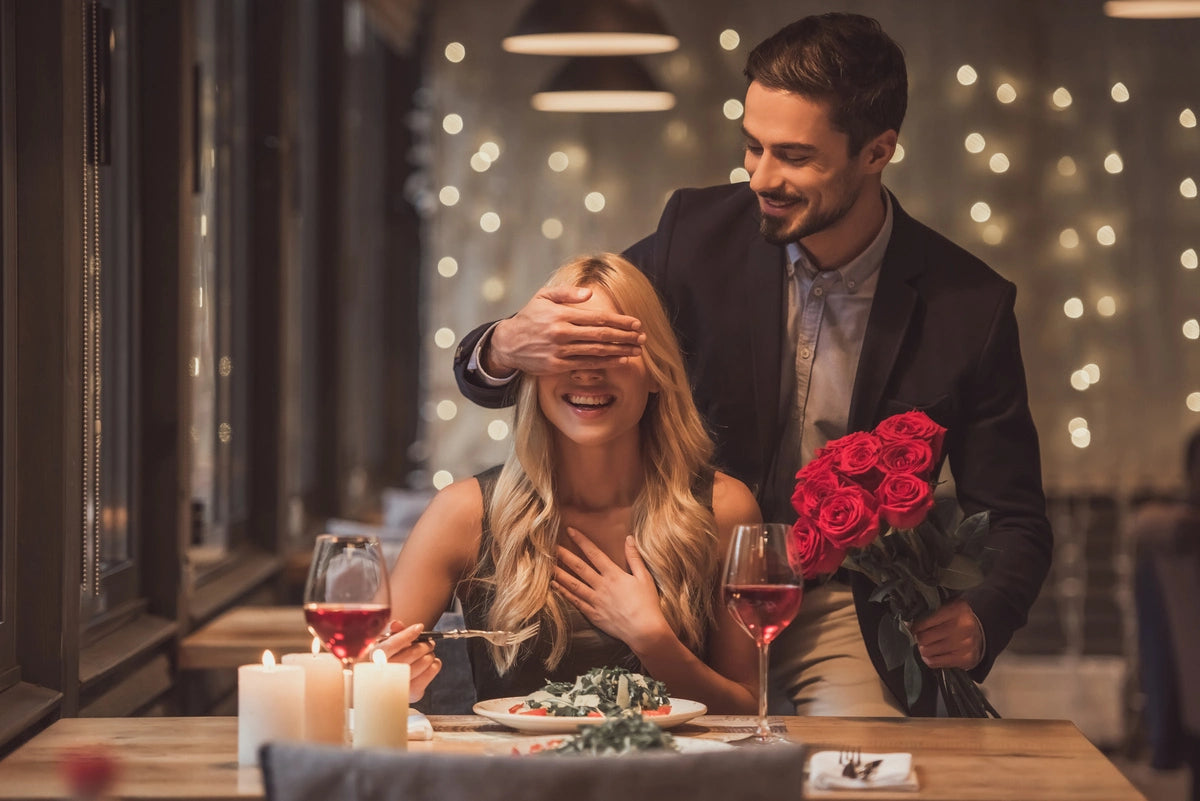 Man surprises date with roses at dinner