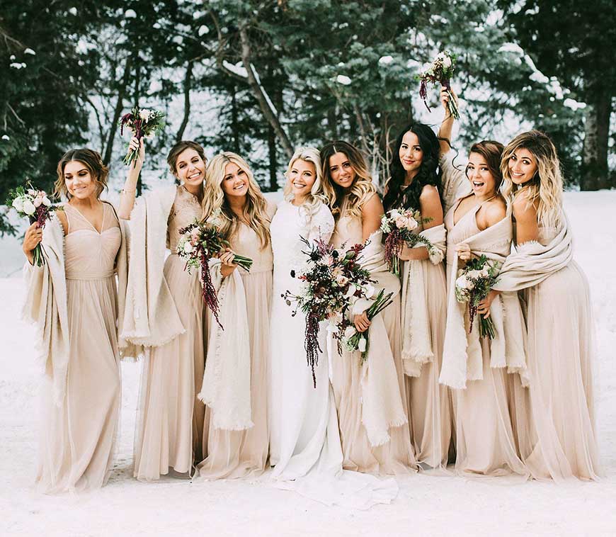 bridesmaids-wearing-the-pink-dresses