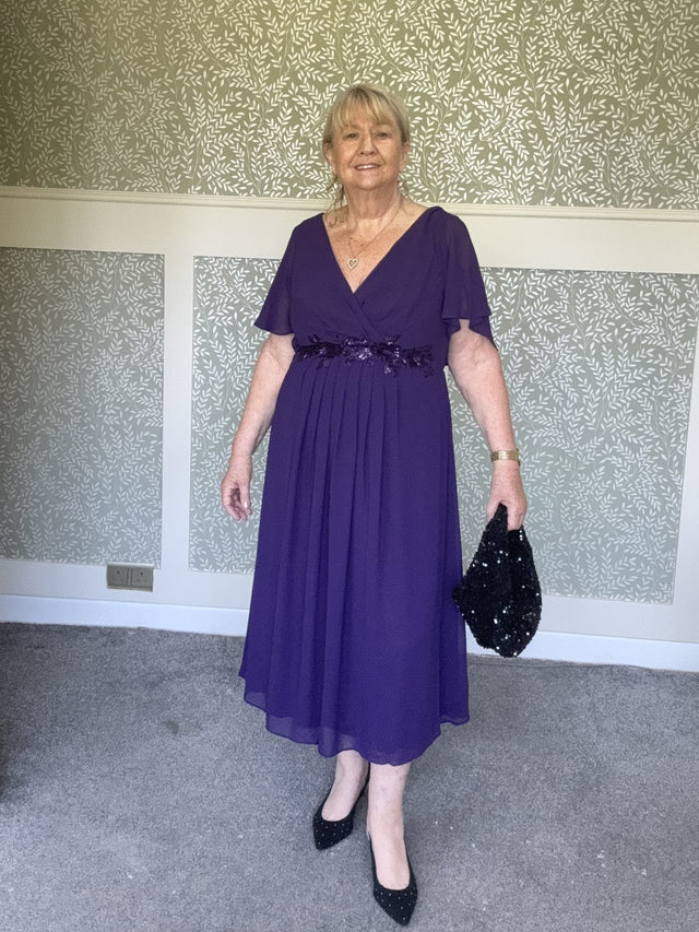 Chic Plus Size Wedding Guest Dress with Floral Applique Elegance