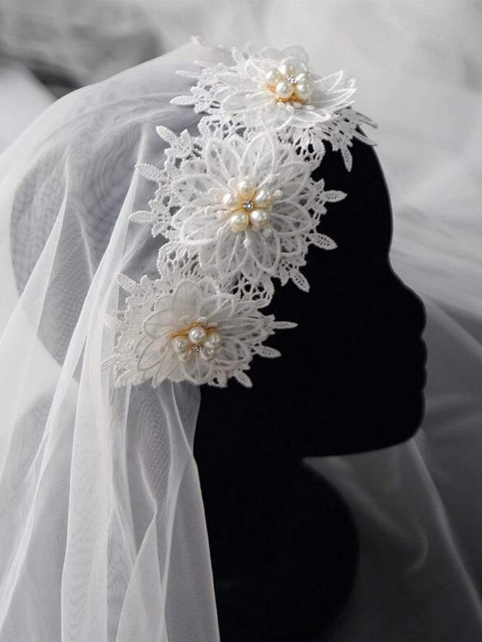 Elegant White Appliques A-line Lace Long Wedding Dress with 3D Petals
